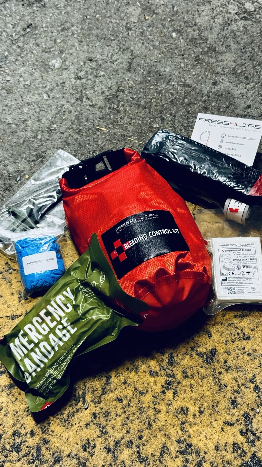 Kit Basic Press4Life con tourniquet, benda israeliana, garza, forbici e guanti