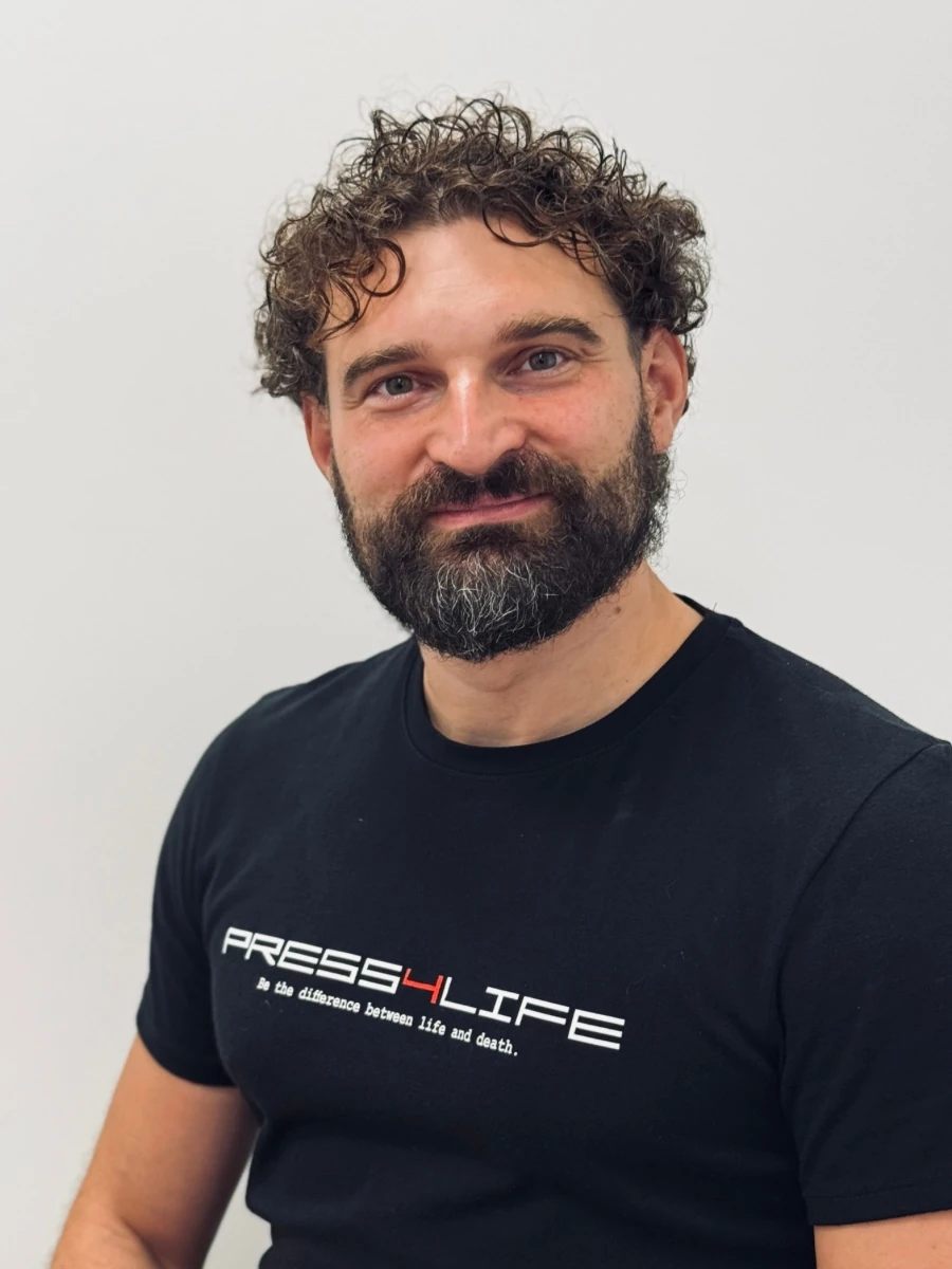 Ritratto professionale di Nicolò Carlini, cofondatore di Press4Life